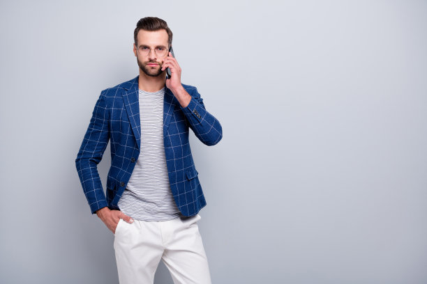 照片严肃自信的人手在白色裤子裤子口袋站在空的空间孤立在灰色背景图片下载