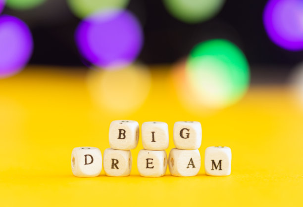 字大梦想上彩色模糊散焦背景图片下载