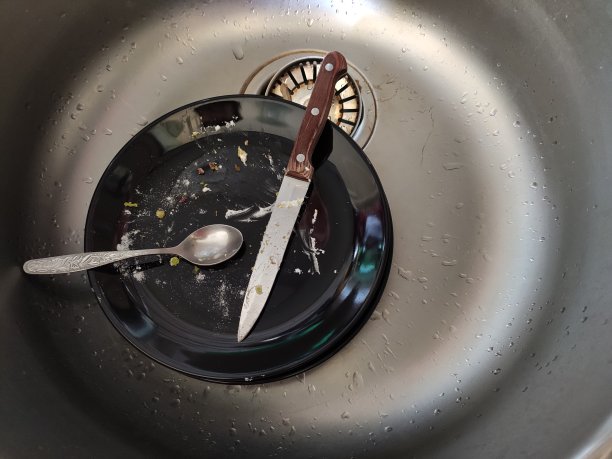 灰色水槽里的脏黑盘子图片下载