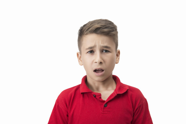 白色背景下震惊的少年的肖像图片下载