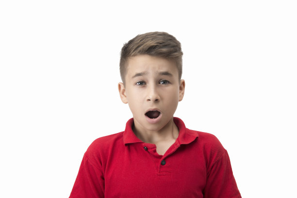 一个惊讶的小男孩在白色背景下看着相机的肖像图片下载