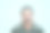 站在灰色背景旁看着镜头的微笑的年长男人图片下载