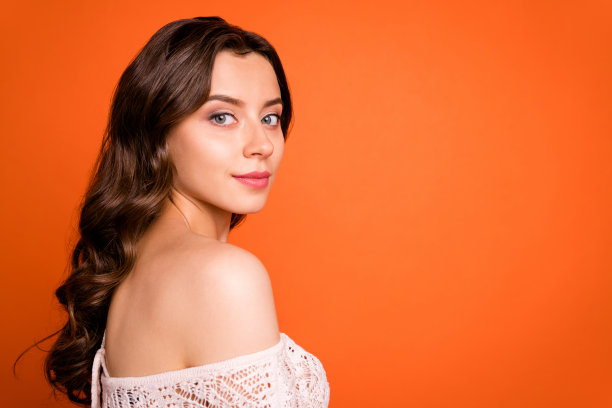 近距离的照片迷人优雅的魅力女士看在相机显示她的肩膀真实的模特穿的服装孤立在充满活力的颜色背景图片下载