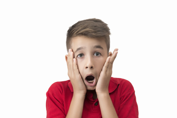 肖像震惊的孩子看着相机与消极的面部表情在白色的背景图片下载