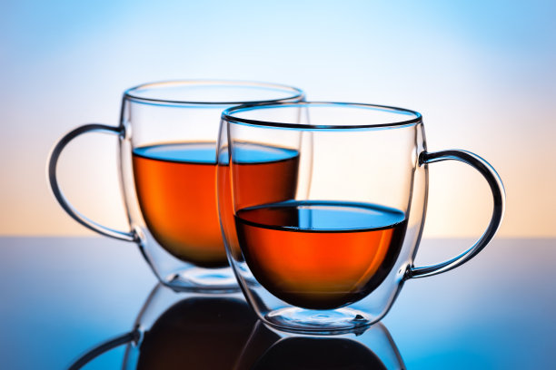 用玻璃杯盛茶。图片下载
