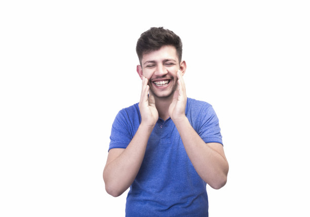 一个在白色背景上笑的放松的年轻人的肖像图片下载