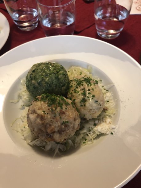 桌上盘子里食物的特写镜头图片下载