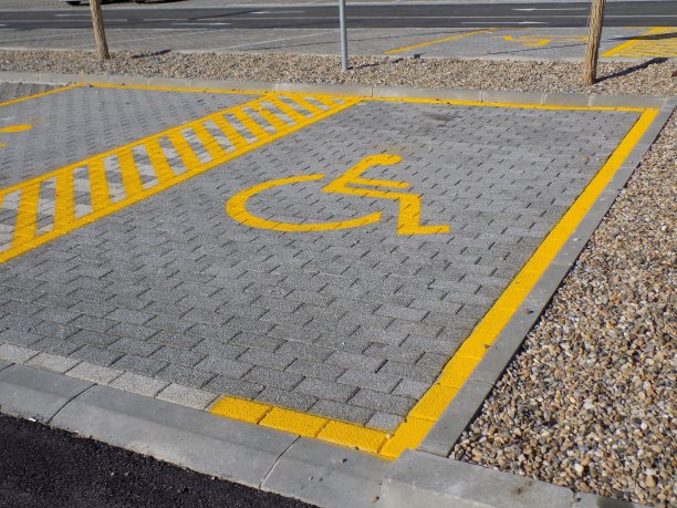 为残疾人驾驶的车辆预留的停车位图片下载