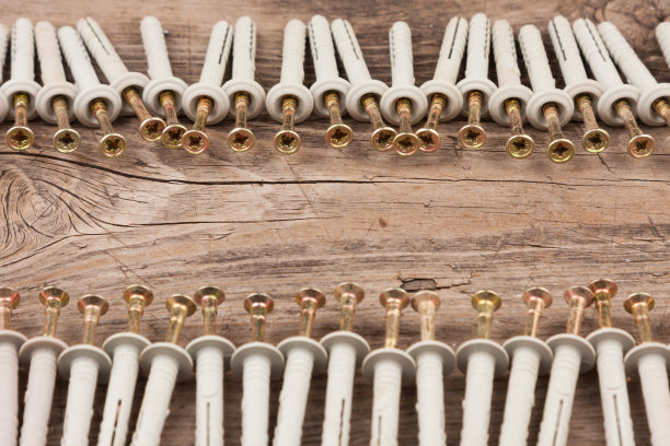 一套销子和钉子。固定混凝土的销钉。图片下载