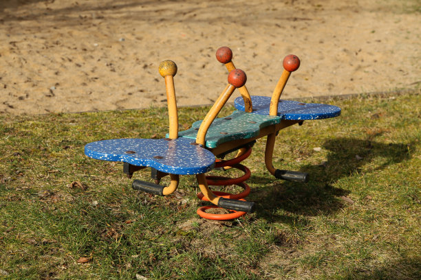 儿童在操场上的摇椅图片下载