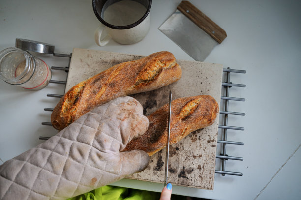 正在切刚烤好的面包图片下载