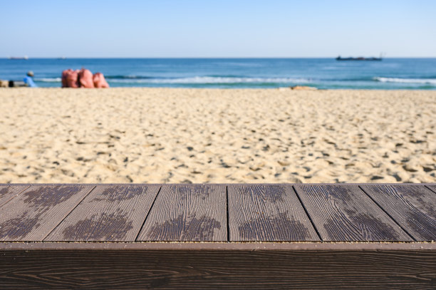 空的木头桌面在蓝天的海滩上图片下载