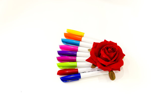 白色背景上的彩色毡头笔图片下载