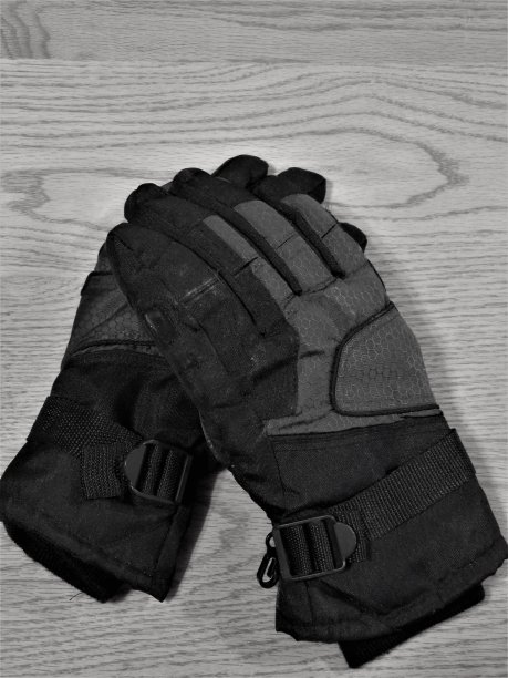 免版税图片-冬天的手套让我的手温暖的手套放在桌子上,黑白的一双冬天的手套躺在表-保护您的手从寒冷的冬天穿背景图像时,你可能需要很冷图片下载