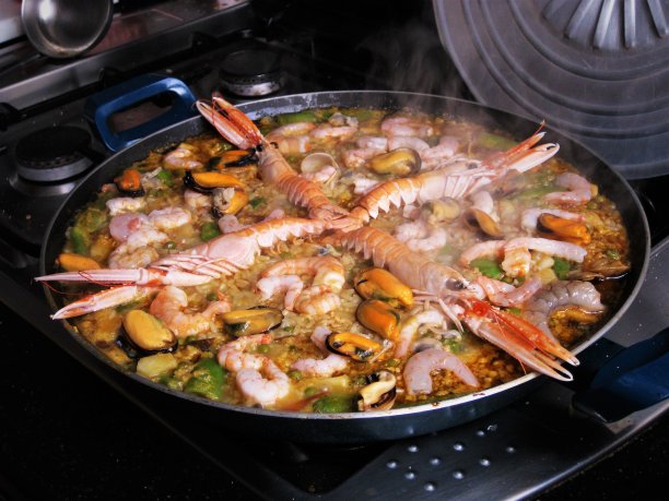 用平底锅煮西班牙菜饭的照片图片下载