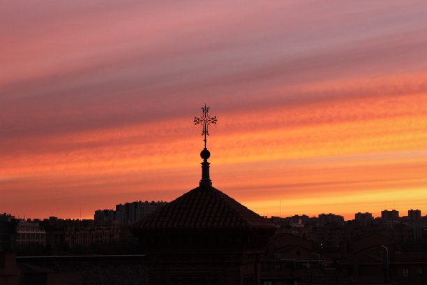 教堂十字架与日出天空照片图片下载