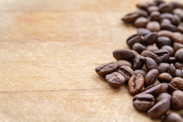 咖啡豆在棕色垃圾木的背景上。特写，选择性聚焦，拷贝空间图片下载