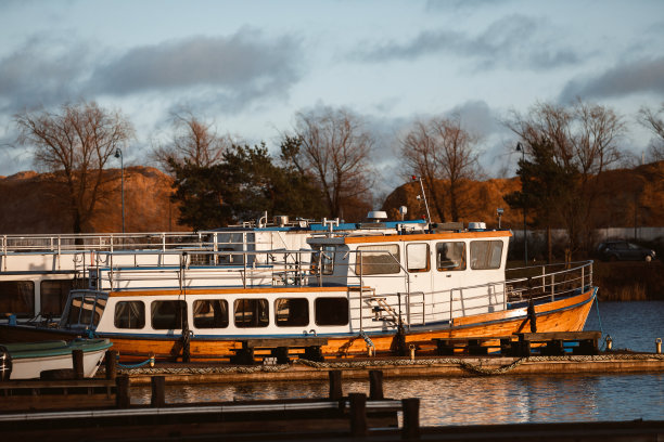 码头上有船。船停泊在港口。夏天阳光灿烂的日子图片下载