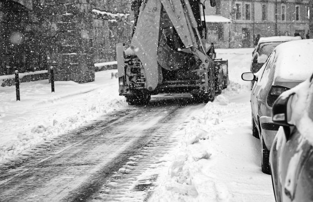 道路上的扬雪机图片下载