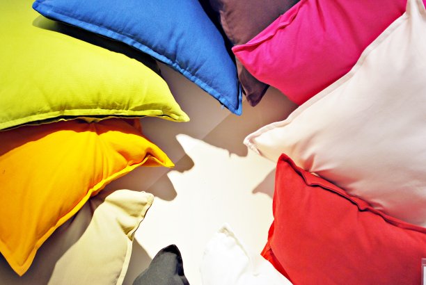 舒适的彩色织物垫在现代商店的货架上图片下载