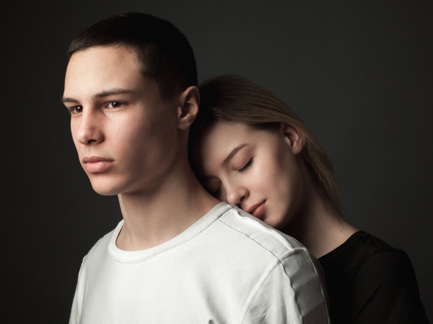 恋爱中的年轻情侣图片下载