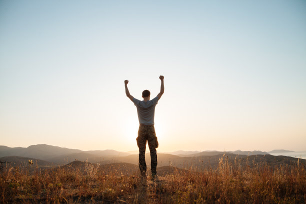 这家伙征服了顶峰图片下载