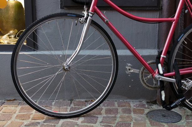 一辆红色的自行车靠在墙上图片下载