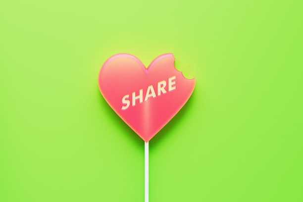 分享写在绿色背景上的粉红色心形棒棒糖图片下载
