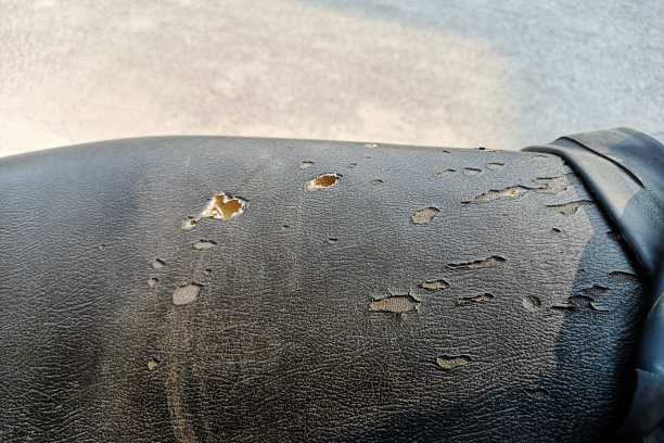 人造革黑色破花纹纹理，黑色摩托车旧座椅撕裂。图片下载