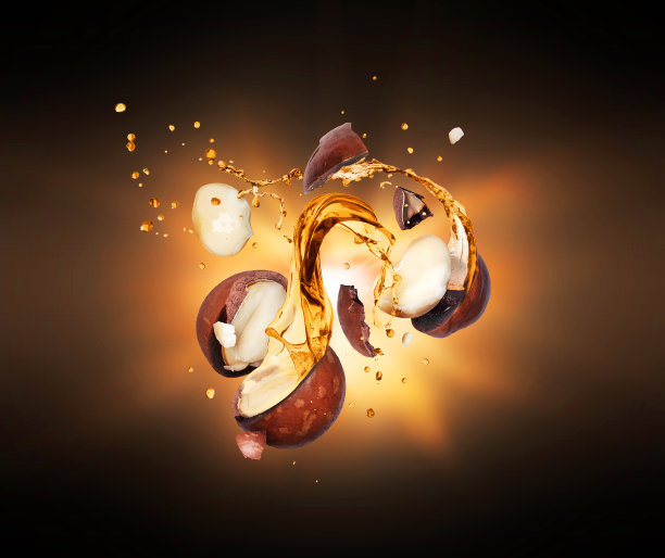 压碎的澳洲坚果与油溅在空气中，在黑暗中闪烁的光图片下载