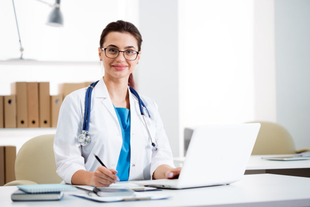 一位年轻女医生的肖像图片下载
