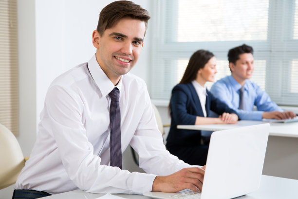 年轻商人面带微笑看着镜头图片下载