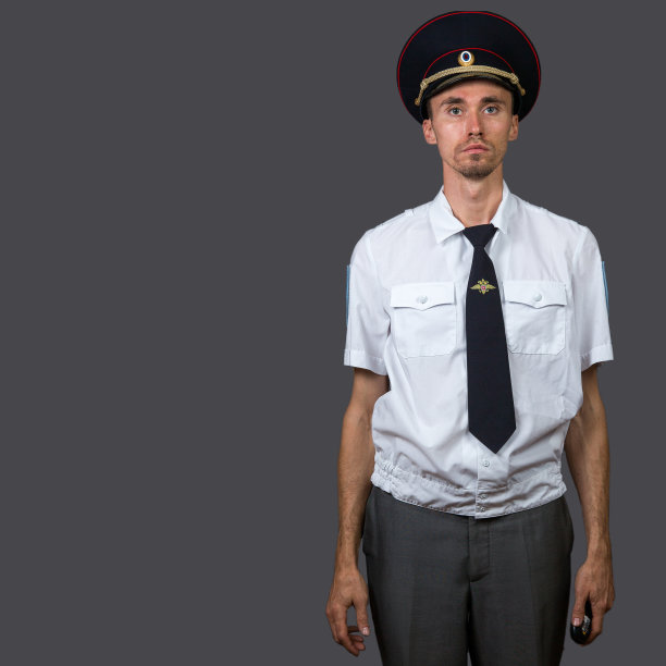 严肃的瘦削俄罗斯警察看着镜头图片下载