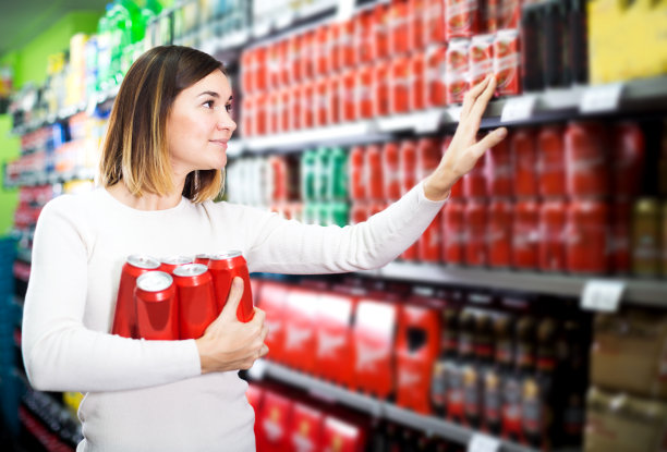 女人在超市挑选冰镇啤酒图片下载