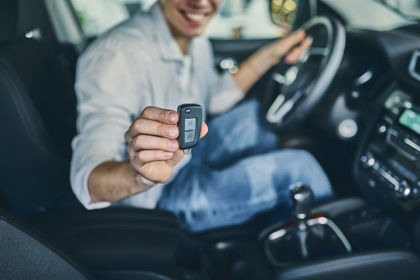 近景男性手拿车钥匙，看镜头图片下载