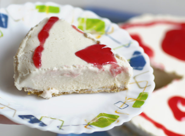 奶酪蛋糕切块与草莓酱浇头近距离照片图片下载