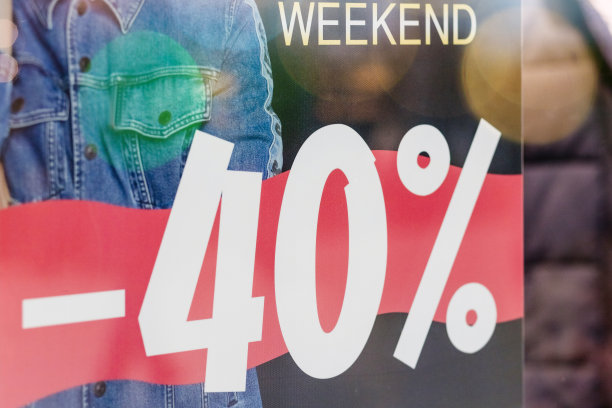 购物中心促销时装零售店，商店门前玻璃上的促销标签标志贴纸。店面，冬季购物季。清仓店的营销业务广告图片下载