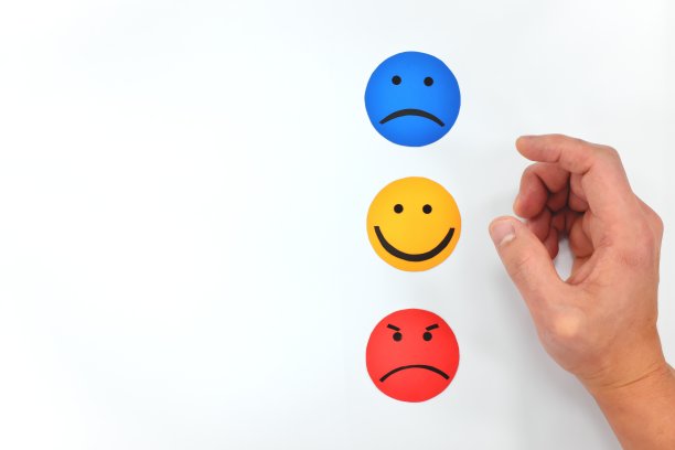 手选白色背景上的快乐、悲伤和愤怒表情图标。客户服务评估和评论反馈。图片下载