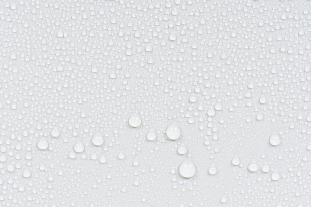 近距离的水滴在黑色色调的背景。抽象的白色灰色湿纹理与泡沫塑料PVC表面或垃圾。真实的纯净水滴凝聚。帆布皮革纹理的细节图片下载