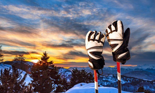 日落时的滑雪手套图片下载