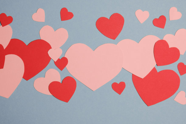 蓝色背景的纸心。专为快乐女人，母亲，情人节，生日贺卡设计图片下载