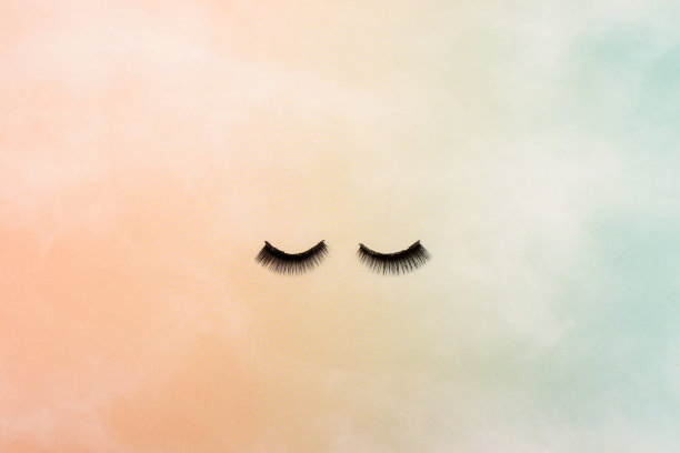 睫毛在桌子上图片下载