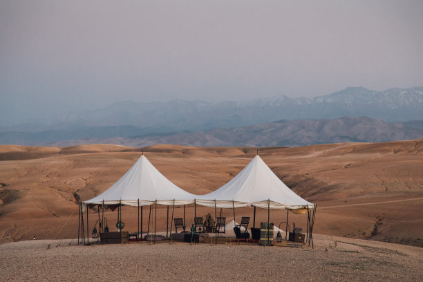 石漠中的游牧营地图片下载