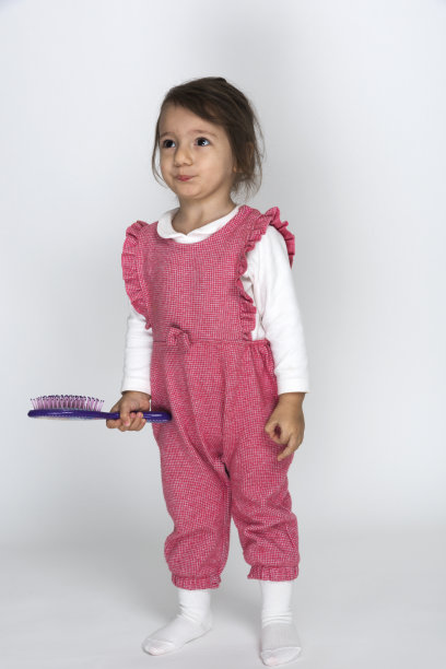 小女孩梳头发。图片下载