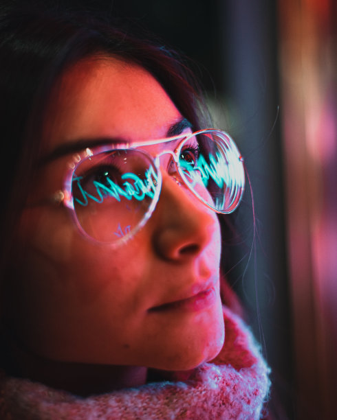 霓虹灯反射在女孩的眼镜上图片下载