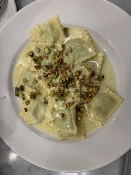 用菠菜和开心果自制的Raviol图片下载