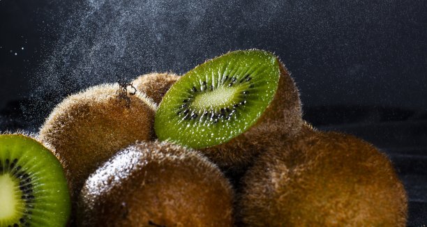 猕猴桃黑色背景和小雨图片下载
