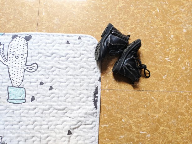 黑色的小鞋子在休息图片下载