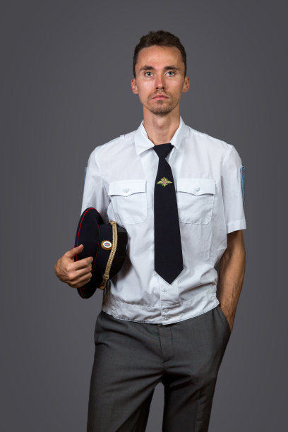 严肃的瘦削俄罗斯警察看着镜头图片下载