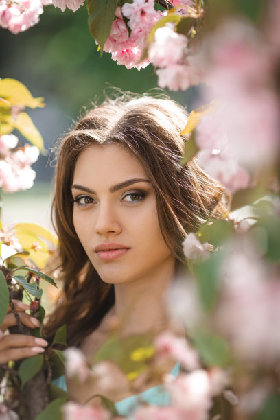 在盛开的樱花树下的女人图片下载